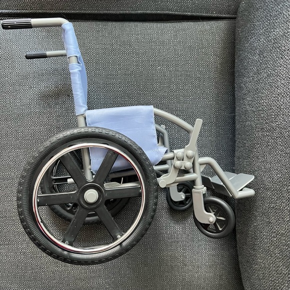 American Girl doll wheelchair with casts and crutches - Picture 5 of 8